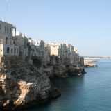 Sorgono su una scogliera alta oltre 20 metri a strapiombo sul mare, incastonate nella roccia e hanno di fronte solo ed esclusivamente la grande distesa blu dell�Adriatico...
